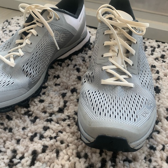 Hardly worn. ON size 7 women’s running shoes in Glacier / Black. - Picture 7 of 10